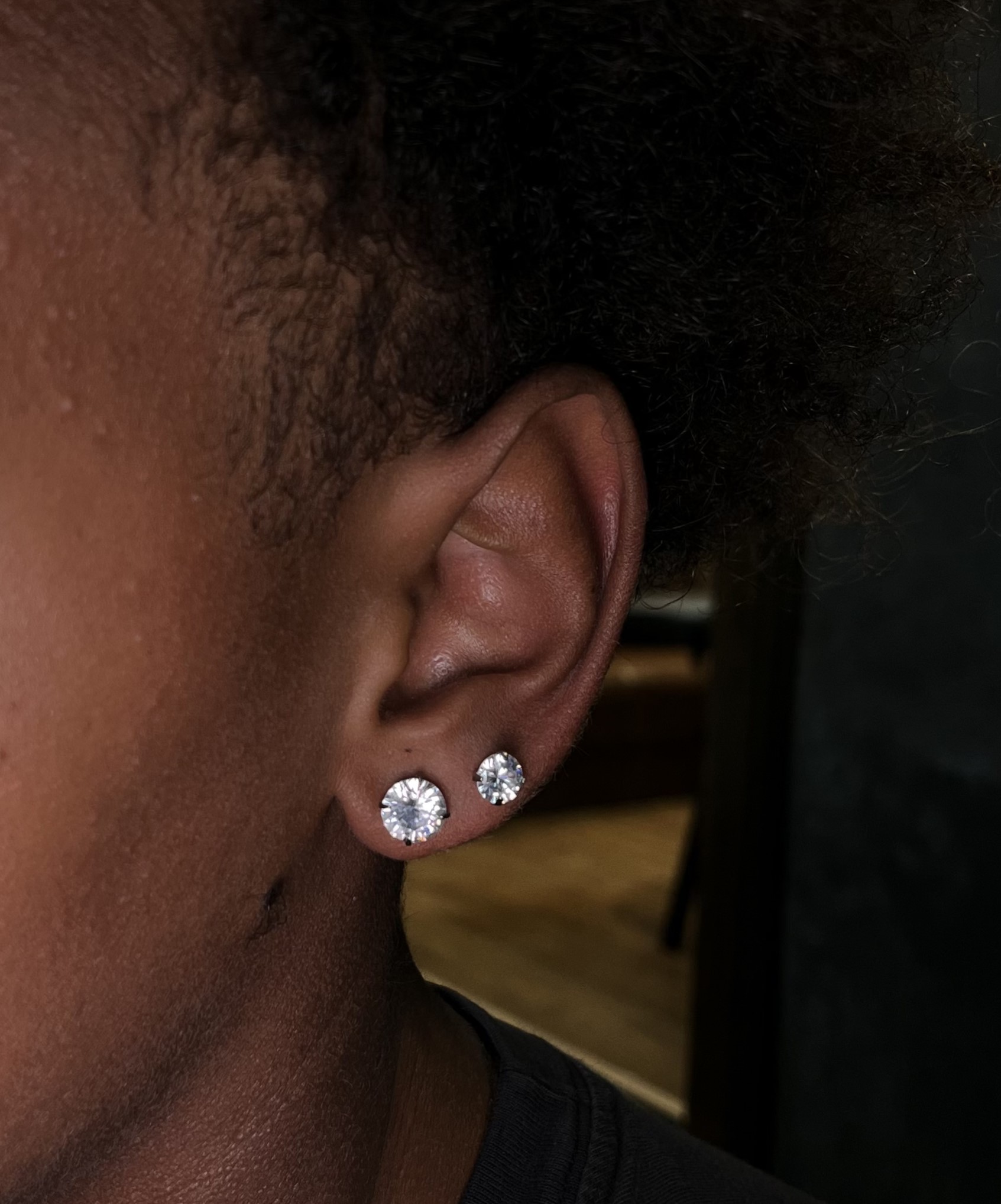 Piercing profissional sendo realizado no estúdio Original SP Tattoo